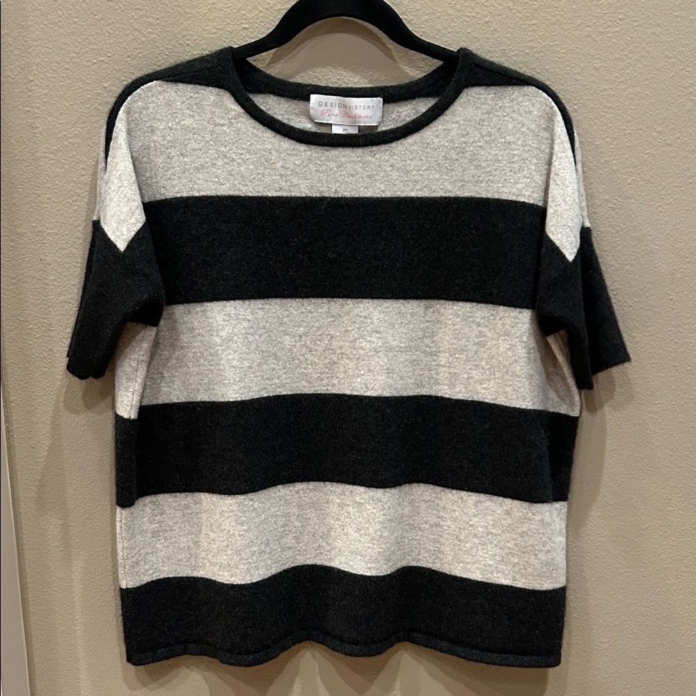 DESIGN HISTORY Cashmere Black and Gray Striped Short Sleeve   Sweater.  Size XS